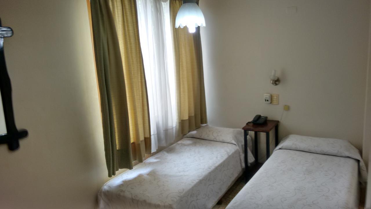 Hotel Necochea Мендоса Екстер'єр фото